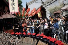 日活时长相当但思路优势各异，快手抖音开启激烈巷战